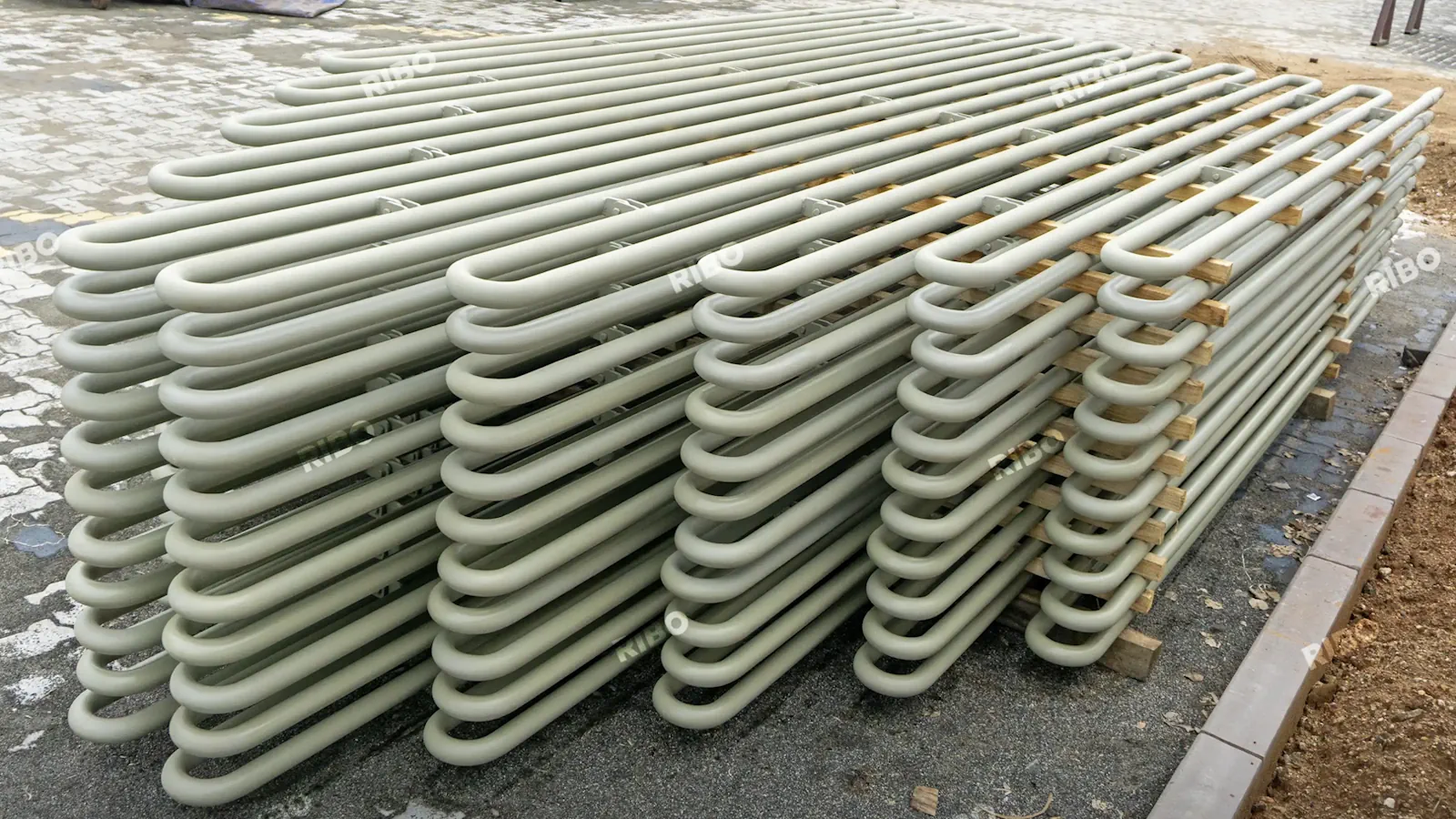 Steam superheater tube assembly for high-pressure boilers